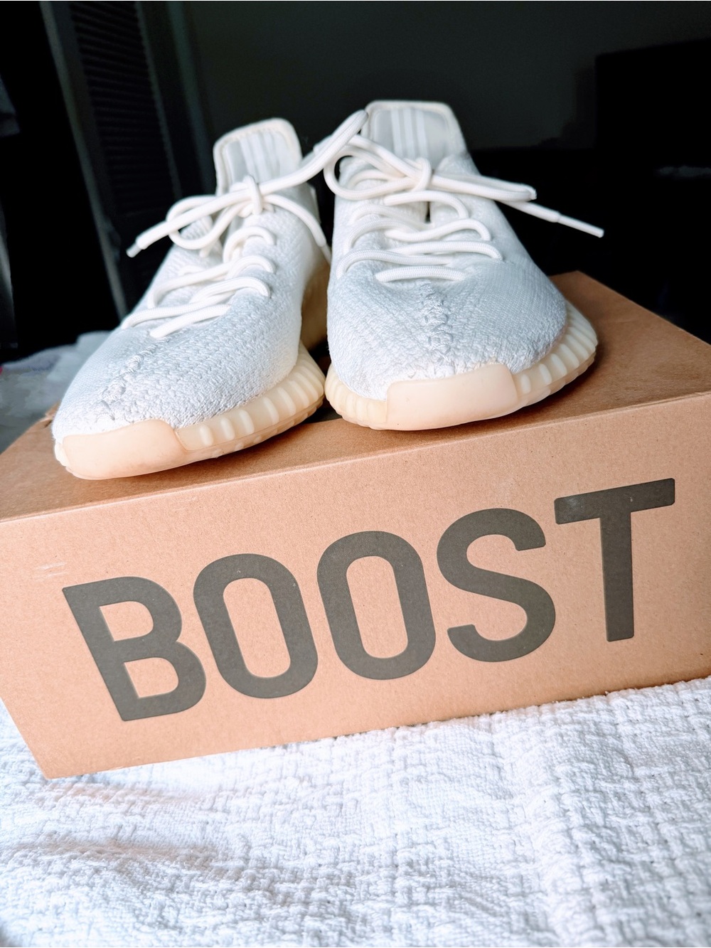 Yeezy Boost 350 White/Cream Size 10.5 with original box like new condition